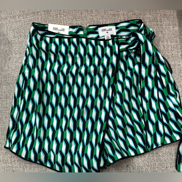 NEW Diane Von Furstenberg for Target side 
Wrap arrow geo green mini skort XXS - Picture 4 of 11